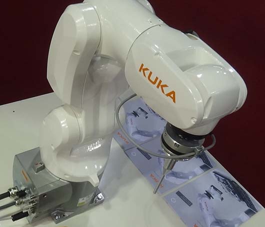 A KUKA KR 3 AGILUS robot az Automotive Hungary kiállításon. 