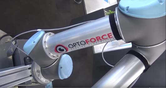 OptoForce felirat az Universal Robots UR5 roboton az Ipar Napjai kiállításon.